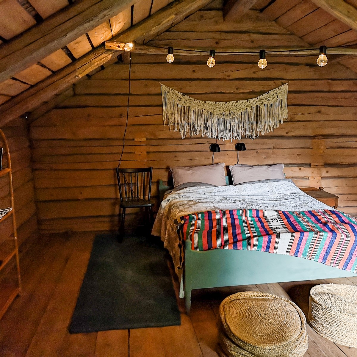 Kierrätyskalusteilla sisustettu aitta